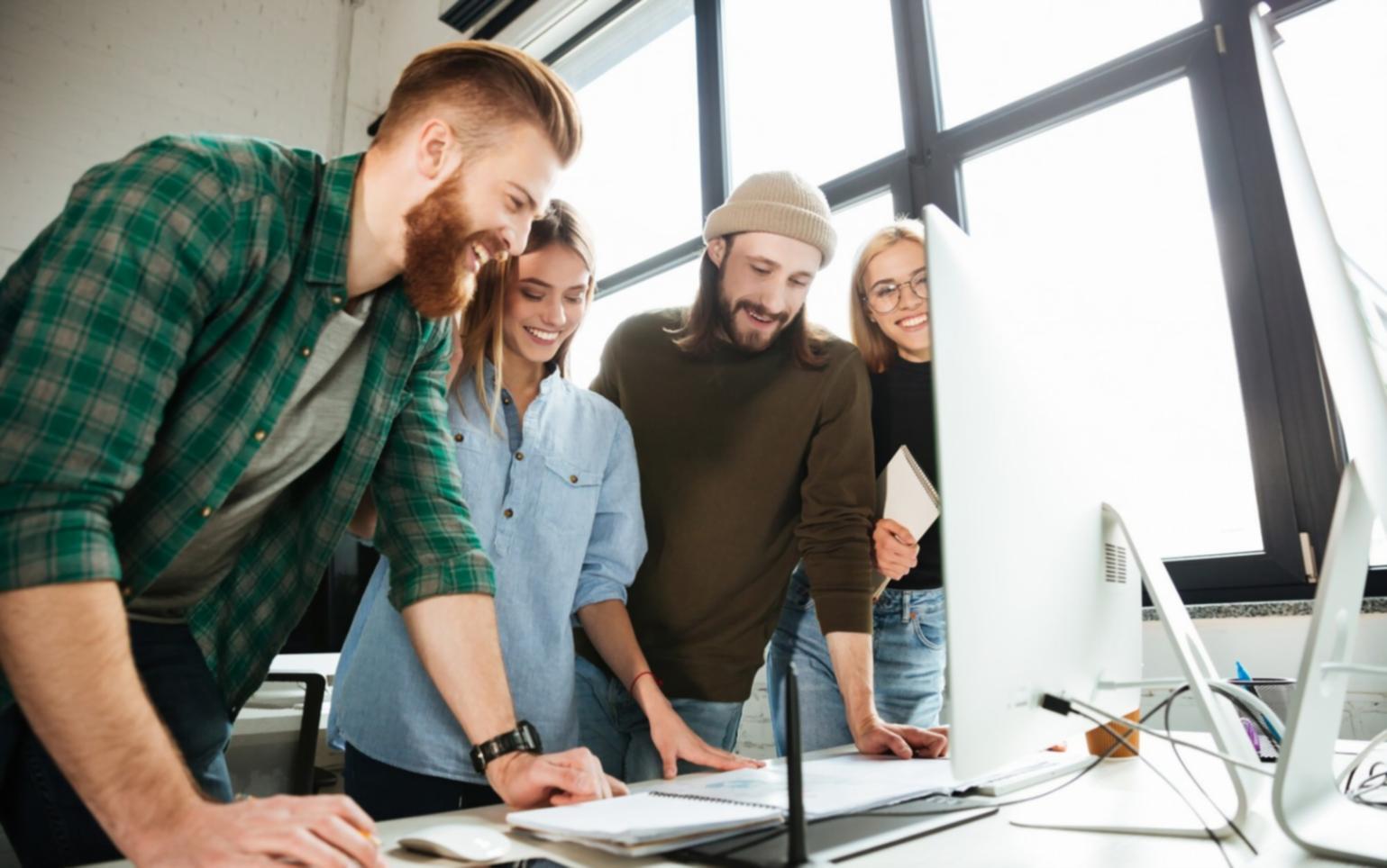 Estudiantes trabajando en análisis financiero durante sesión práctica del programa